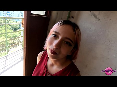 ❤️ Studint Sensual sûget in frjemdling yn 'e bûtenwrâld - Cum op syn gesicht ❌ Moaie porno by wy ❌️❤