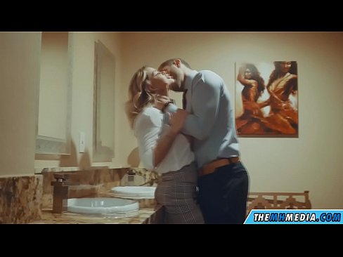 ❤️ As in busty blonde jo ferliedt yn in iepenbier toilet ❌ Moaie porno by wy ❌️❤